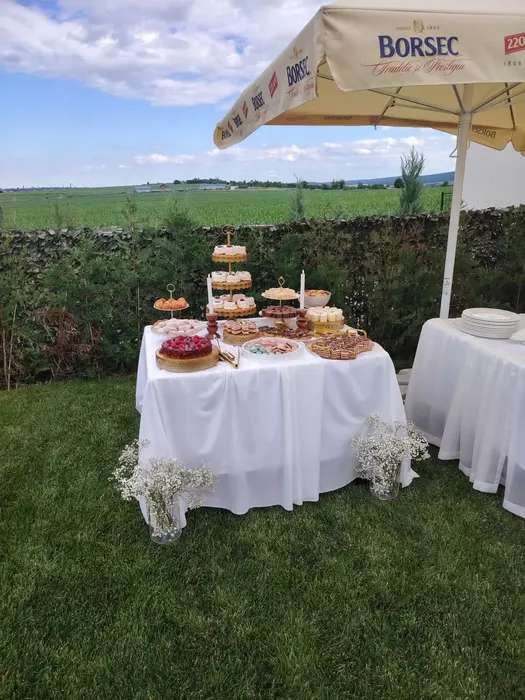 Candy bar aranjat în aer liber pentru un eveniment