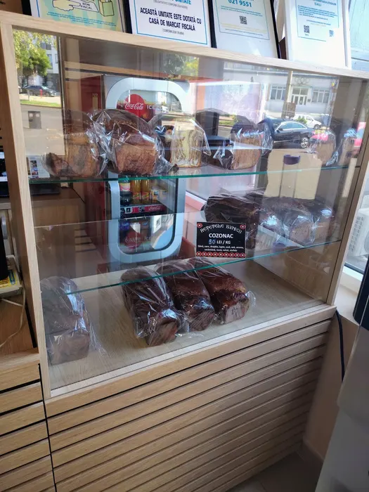 Cozonaci ambalați în vitrina magazinului