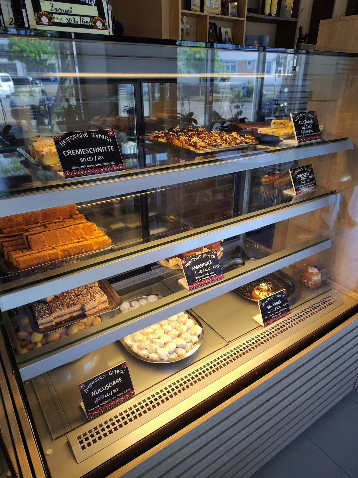 Cremeschnitte și prăjituri de casă în vitrină