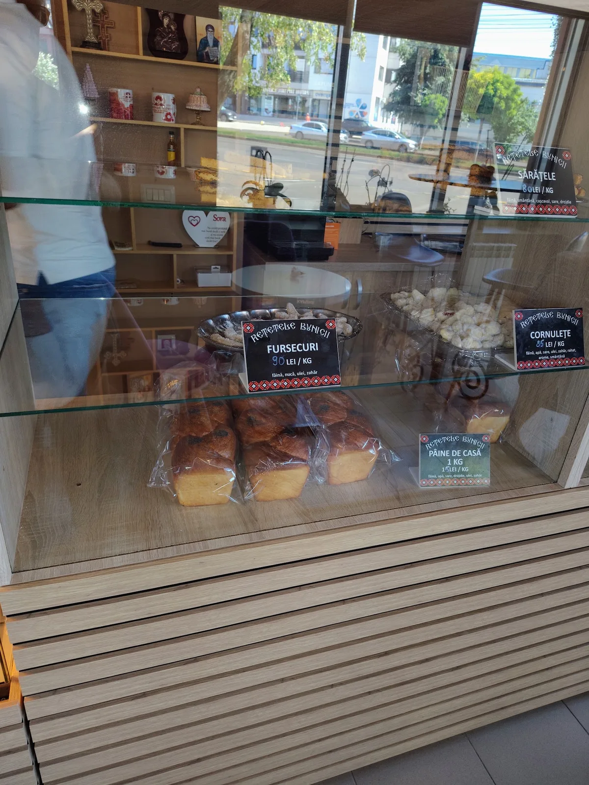 Fursecuri, cornulețe și pâine de casă, cu fișele de preț