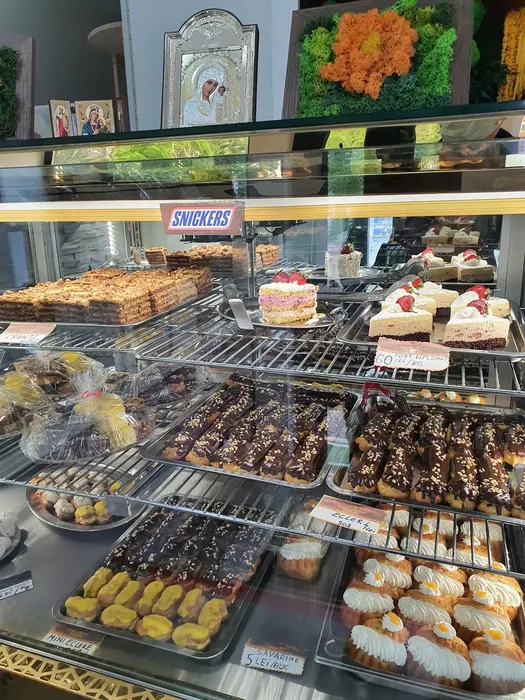 Vitrina cu prăjituri de casă, torturi și fursecuri