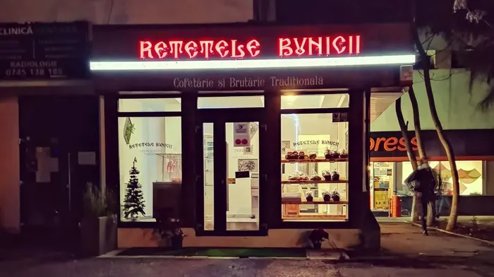 Fațada cofetăriei Rețetele Bunicii, seara, cu firma aprinsă