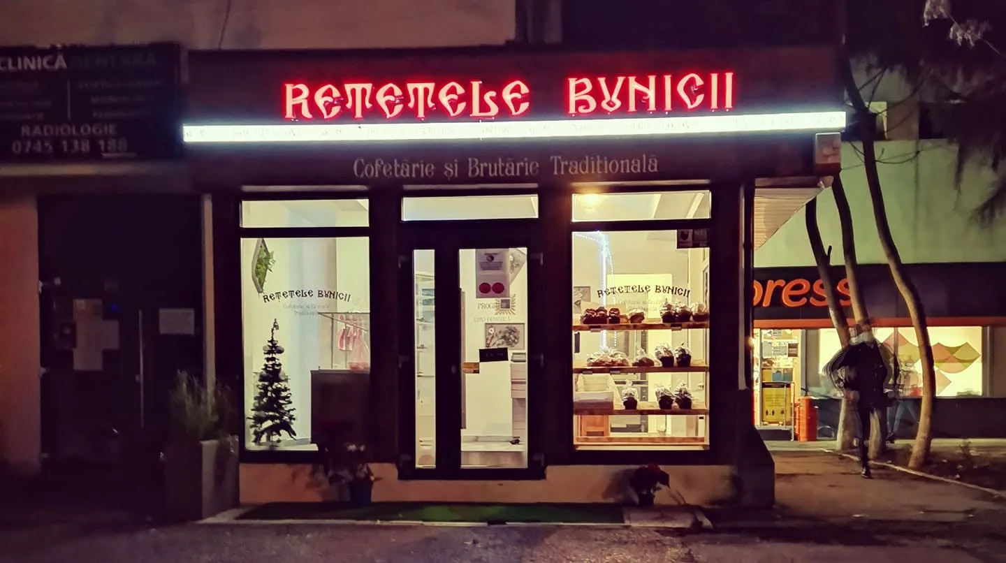Fațada cofetăriei Rețetele Bunicii, seara, cu firma aprinsă
