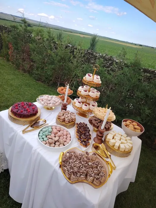 Candy bar cu prăjituri, tarte și dulciuri, aranjat pentru eveniment