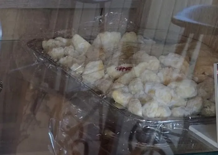 Cornulețe pudrate cu zahăr, în vitrină