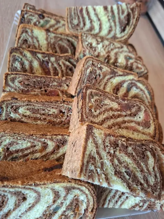 Felii de cozonac cu nucă, tăiate pe un platou
