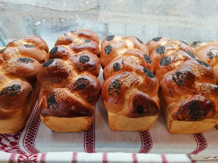 Cozonaci cu mac, ambalați, în vitrină