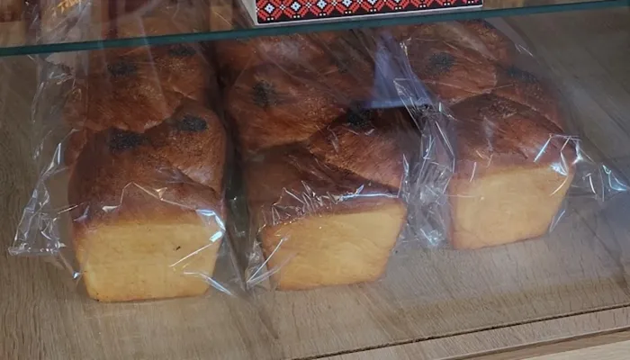 Pâini de casă de 1 kg, ambalate, în vitrina magazinului
