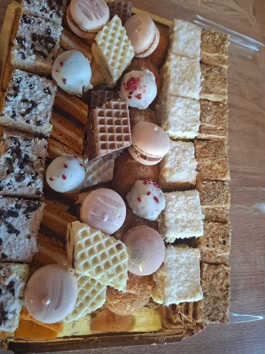 Platou cu prăjituri de casă asortate