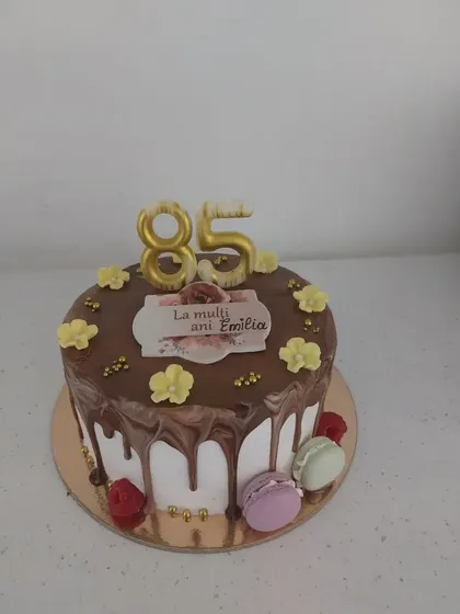 Tort aniversar cu macarons și cifra 85
