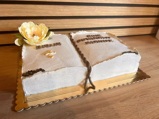 Tort-carte cu pagini albe și scris auriu