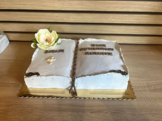 Tort în formă de carte deschisă, cu bujor de zahăr