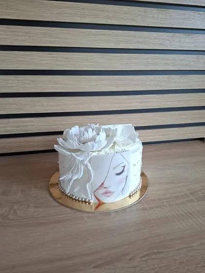 Tort alb cu chip de femeie sculptat în glazură