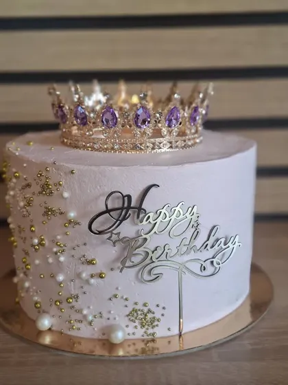 Tort alb cu perle aurii și coroană deasupra