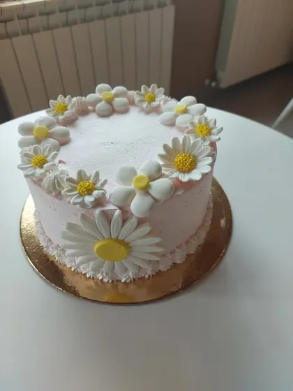 Tort alb împodobit cu margarete de zahăr
