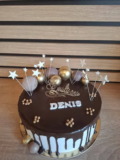 Tort de ciocolată cu stele aurii și artificii