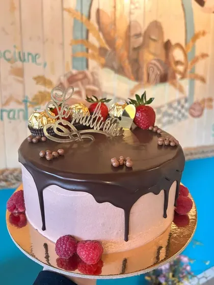 Tort cu glazură curgătoare de ciocolată și fructe