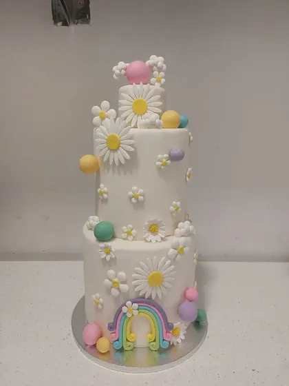 Tort etajat pastel cu margarete și curcubeu
