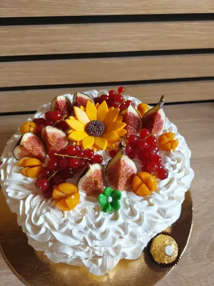 Tort cu floarea-soarelui și fructe de toamnă