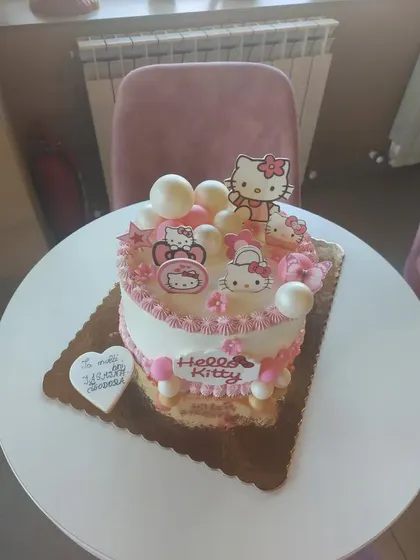 Tort roz cu Hello Kitty pentru un an