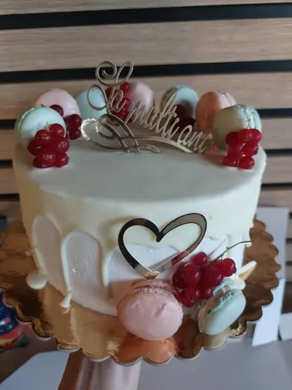 Tort alb cu inimă, macarons și fructe roșii
