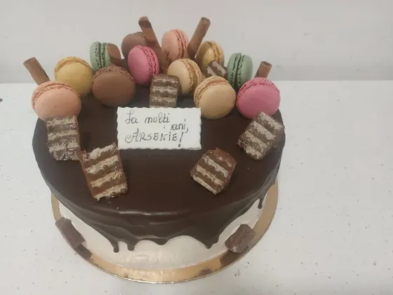 Tort de ciocolată cu macarons și napolitane