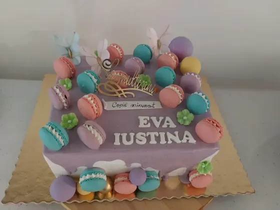 Tort mov cu macarons colorate de jur împrejur