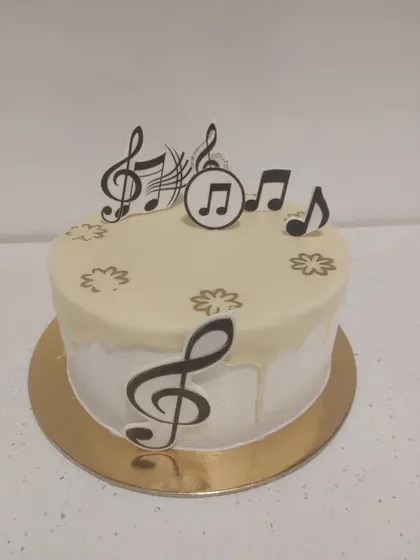 Tort alb cu note muzicale de zahăr