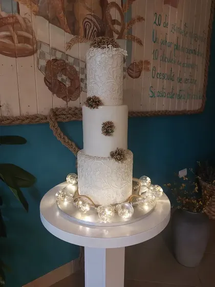 Tort de nuntă alb, pe suport cu lumini