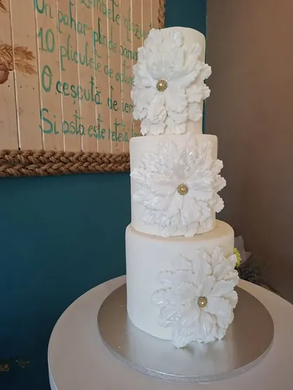 Tort de nuntă cu patru etaje și flori mari sculptate