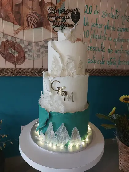 Tort de nuntă cu monogramă, văzut din lateral