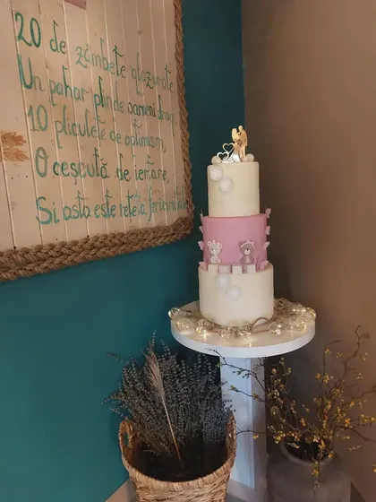 Tort de nuntă cu trei etaje, alb cu bandă roz