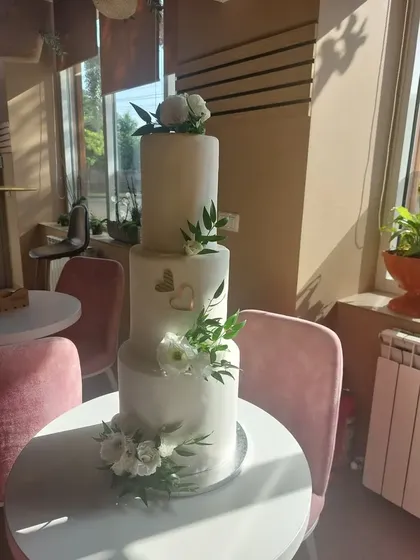 Tort de nuntă înalt, cu frunze și flori de zahăr