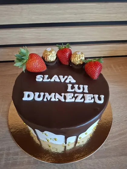 Tort de ciocolată cu mesaj religios și căpșuni