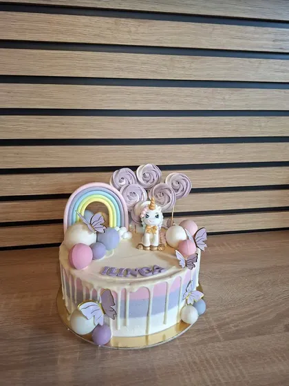 Tort cu unicorn, curcubeu și baloane de zahăr