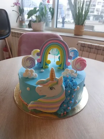 Tort cu unicorn și curcubeu, pentru prima aniversare