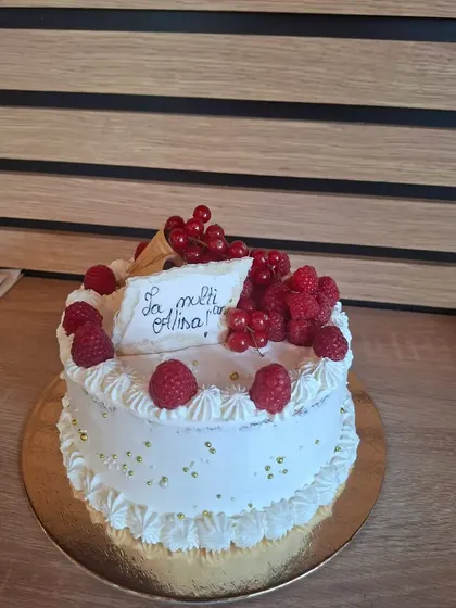 Tort alb cu frișcă și zmeură proaspătă