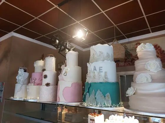 Torturi de nuntă expuse la eveniment, în alb, roz și turcoaz