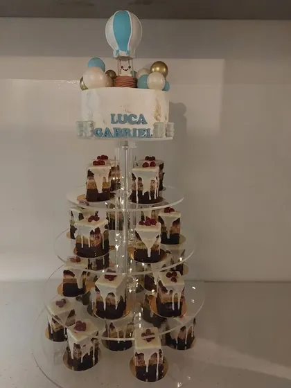Turn de cupcakes pentru botez, cu numele copilului